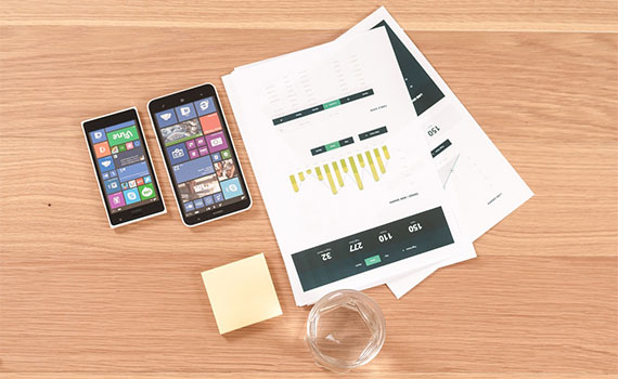 Dozent im Online Marketing Kurs bei der Erklärung von Kampagnen-Strategien