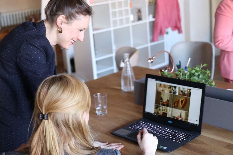 Dozent für Social Media Marketing zeigt Content-Planung und Zielgruppenansprache